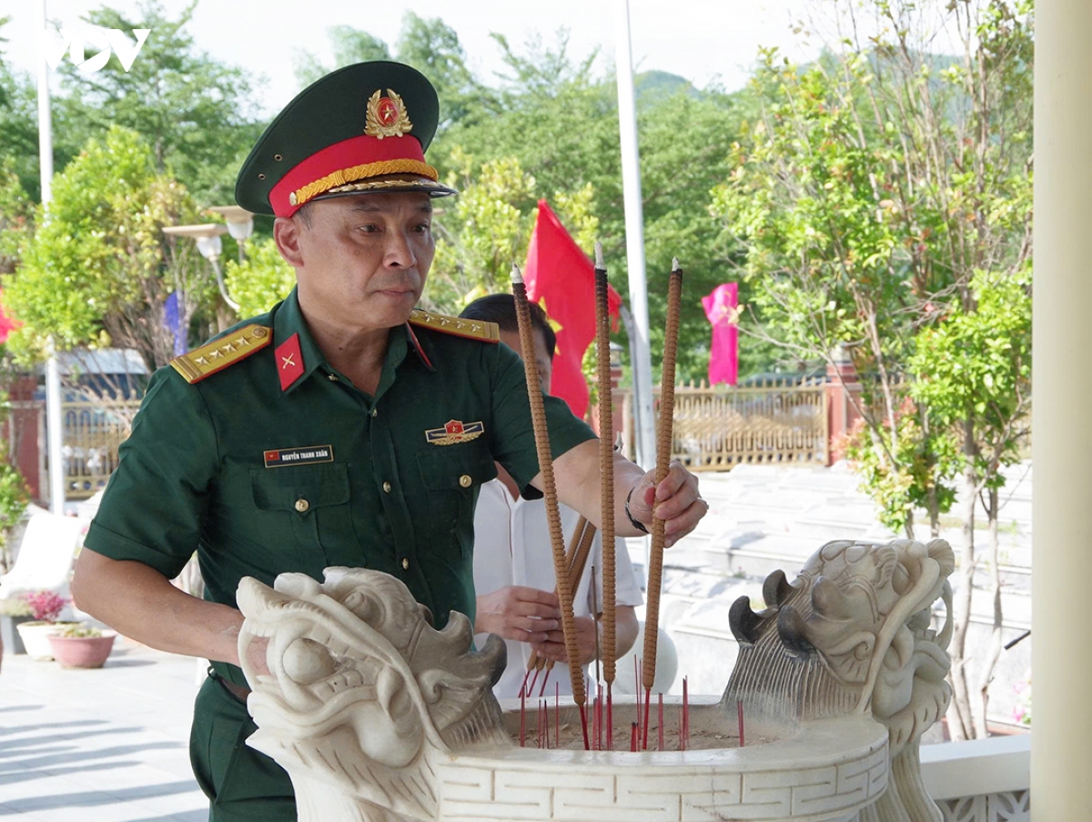 cac_dai_bieu_dang_huong_tuong_niem_cac_anh_hung_liet_si_tai_nghia_trang_liet_si_xa_ha_nha.jpg