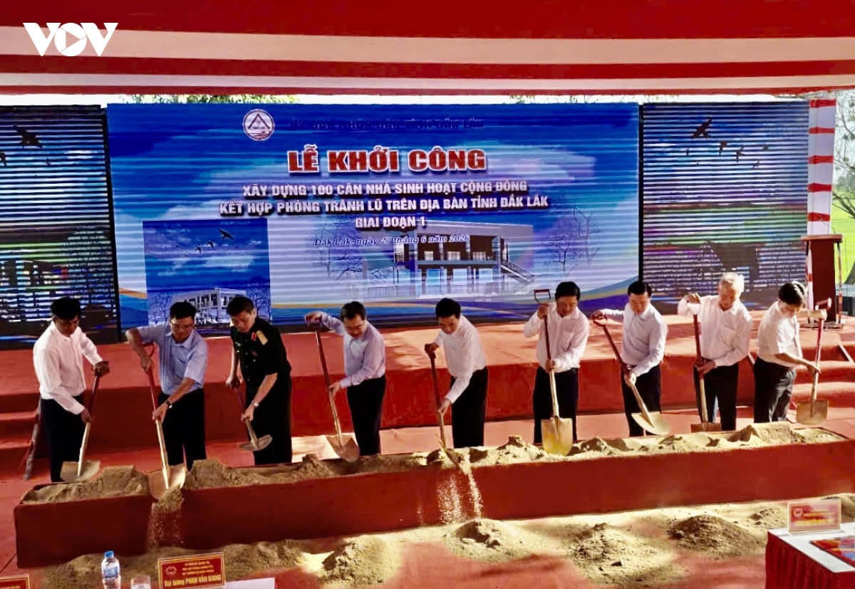 cac_dai_bieu_thuc_hien_nghi_thuc_khoi_cong._.jpg