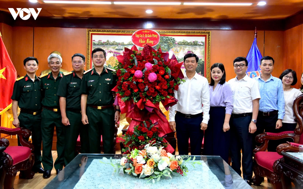 cac_doan_chuc_mung_dai_tnvn-dinh_trung_1.jpg