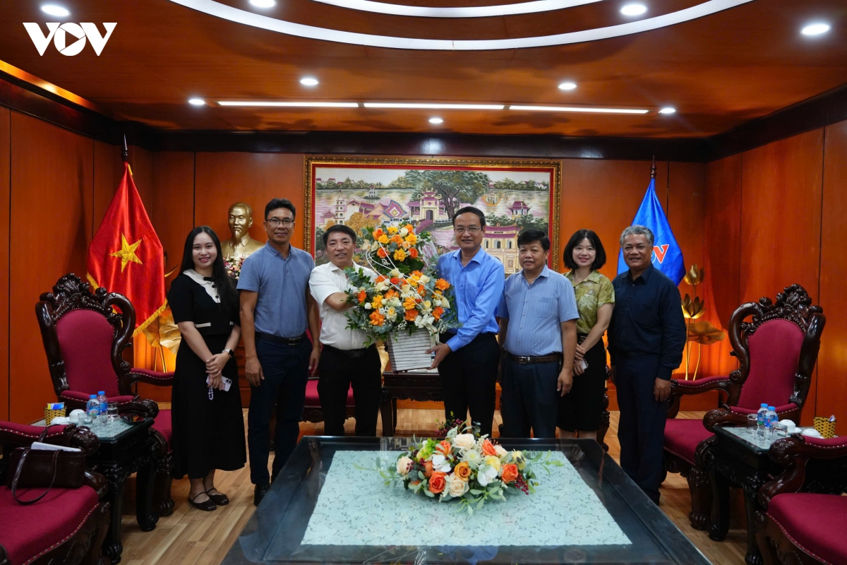 cac_doan_chuc_mung_dai_tnvn-dinh_trung_2.jpg