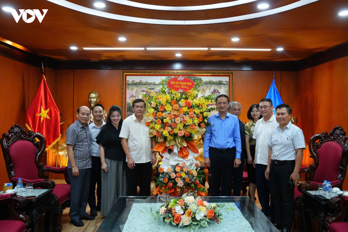cac_doan_chuc_mung_dai_tnvn-dinh_trung_3.jpg