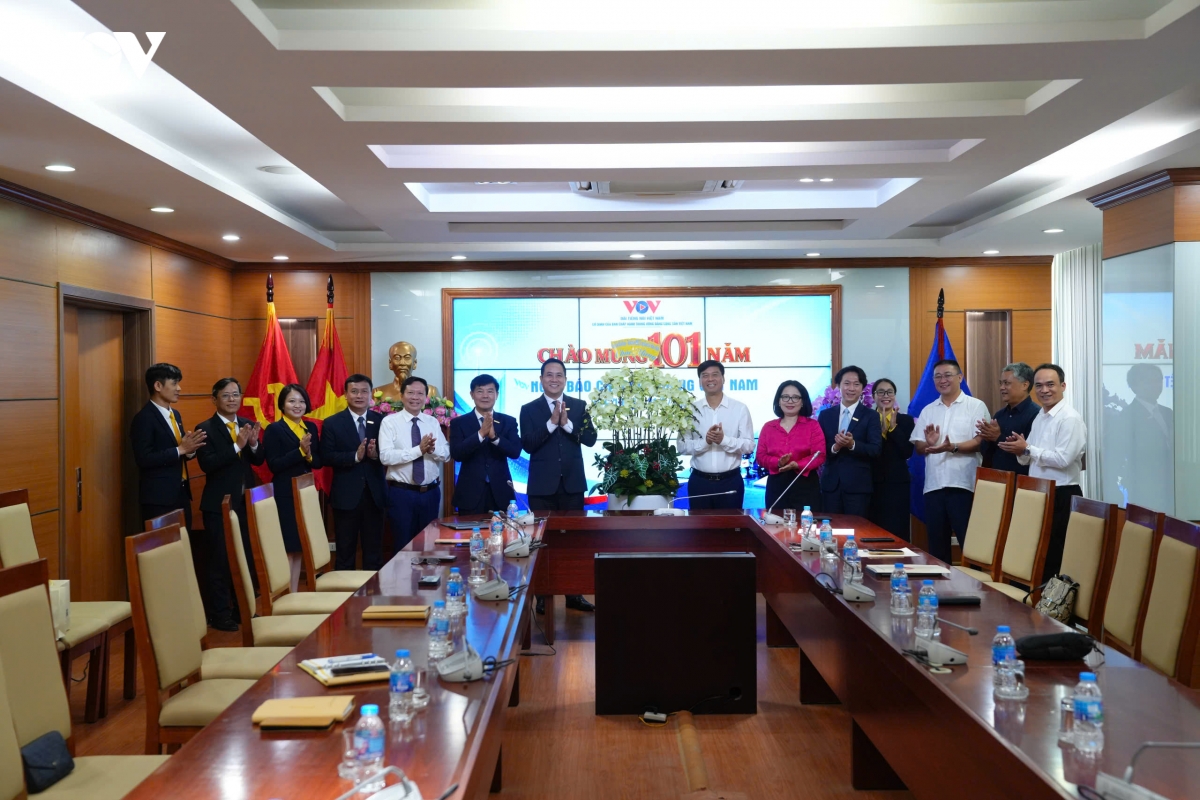 cac_doan_chuc_mung_dai_tnvn-dinh_trung_4.jpg