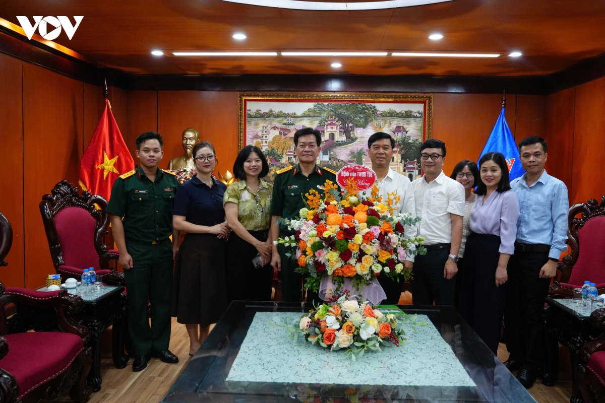 cac_doan_chuc_mung_dai_tnvn-dinh_trung_6.jpg