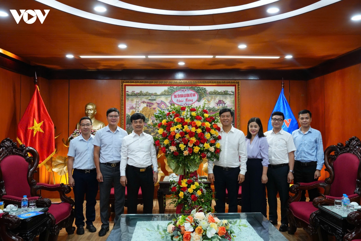 cac_doan_chuc_mung_dai_tnvn-dinh_trung_7.jpg