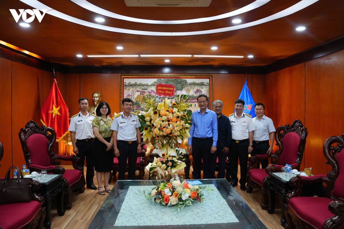 cac_doan_chuc_mung_dai_tnvn-dinh_trung_9.jpg