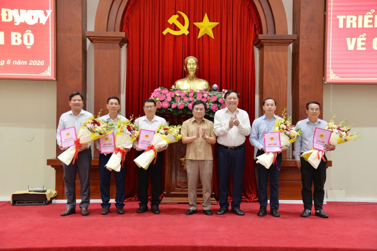 cac_lanh_dao_ban_quan_ly_du_an_cac_cong_trinh_nong_nghiep-ptnt_chup_anh_voi_lanh_dao_ubnd_tinh_dong_thap.jpg