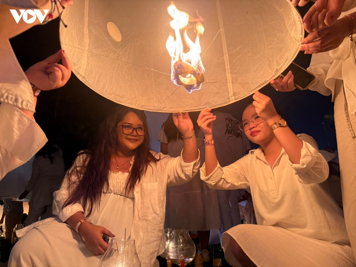 cac_phat_tu_thuc_hien_nghi_le_tha_den_long_tai_le_ky_niem_vesak.jpeg