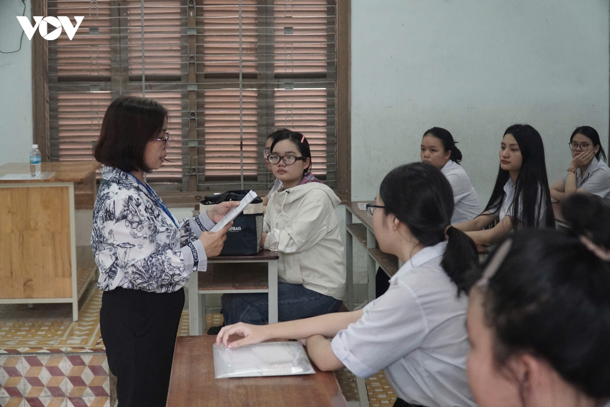 cac_thi_sinh_nghe_giam_thi_pho_bien_quy_che_thi_anh_minh_hoa.jpg
