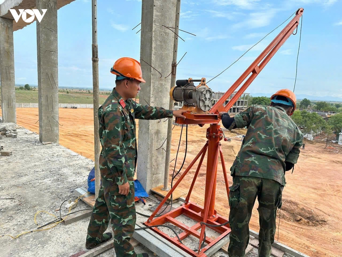 can_bo_chien_si_cac_don_vi_quan_doi_tham_gia_ho_tro_xay_dung_truong_lien_cap_tren_bien_gioi_dak_lak.jpeg