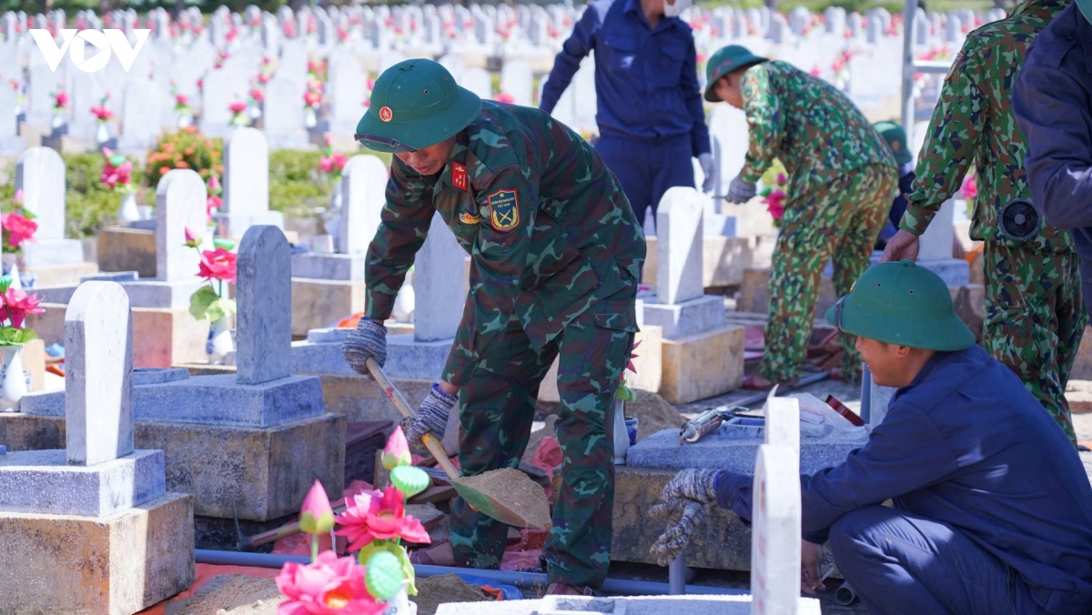 can_bo_chien_si_vuot_qua_kho_khan_ve_thoi_tiet_nang_nong_no_luc_hoan_thanh_nhiem_vu_.jpg