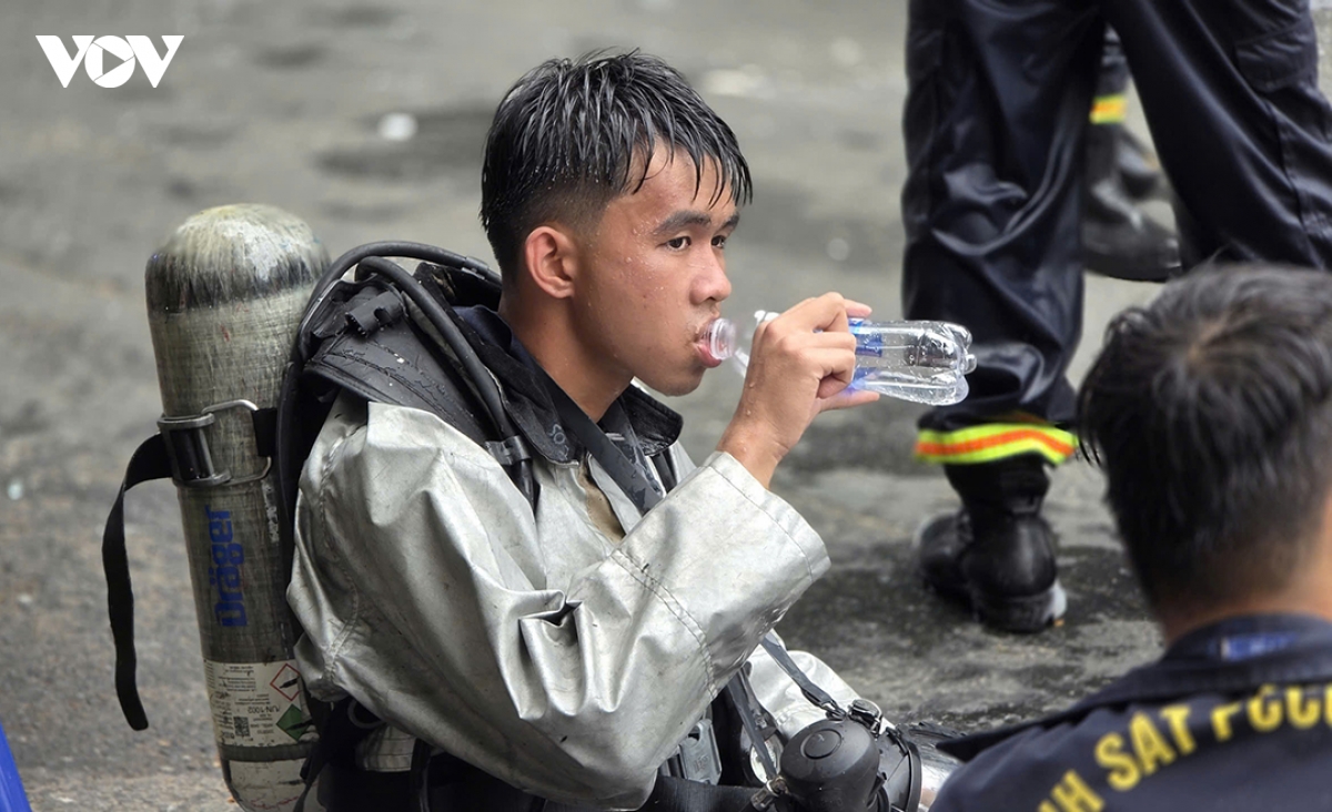 chien_si_canh_sat_pccc_ra_ngoai_sau_khi_o_trong_xu_ly_cac_dam_chay_va_dap_cua.jpg