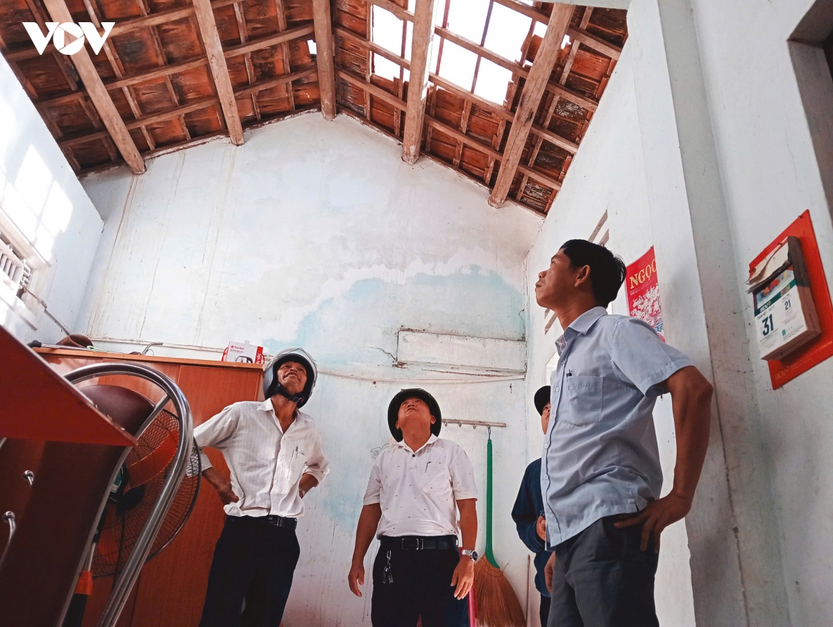 chinh_quyen_dia_phuong_khao_sat_nha_dan_bi_hu_hong_do_gio_loc.jpg