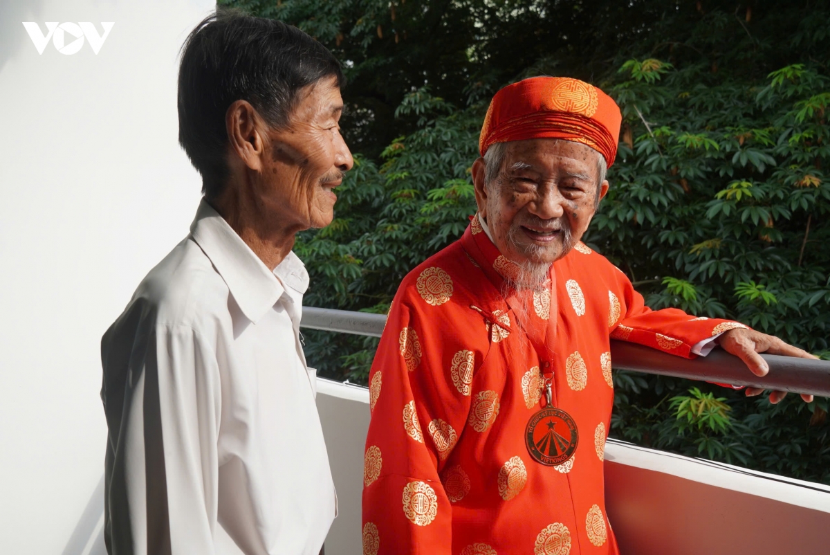 cu_nguyen_dinh_tu_cung_con_trai.jpeg