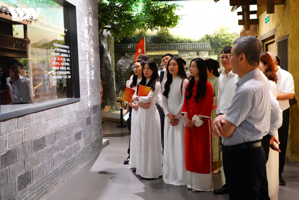 dai_bieu_hai_ben_tham_quan_hoc_tap_tai_cac_dia_chi_do_o_tam_minh_phuc_kien_copy.jpg