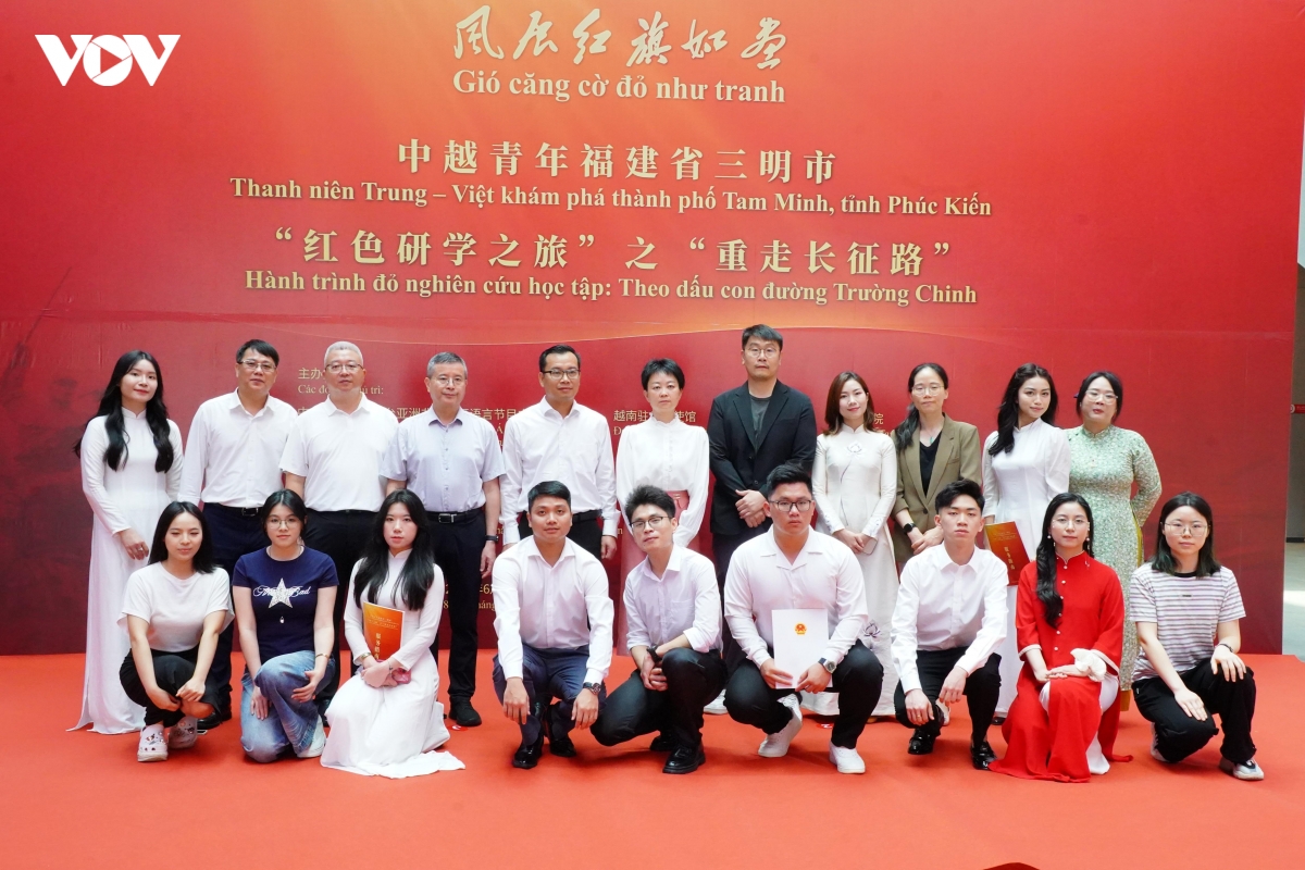 dai_bieu_va_thanh_nien_viet_-_trung_tham_du_chuong_trinh_copy.jpg