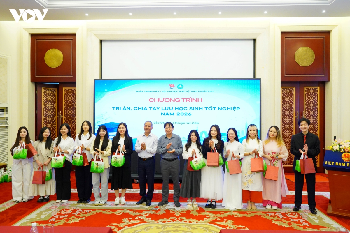 dai_dien_dai_su_quan_trao_qua_cho_cac_ban_luu_hoc_sinh_tot_nghiep_nam_2026.jpg