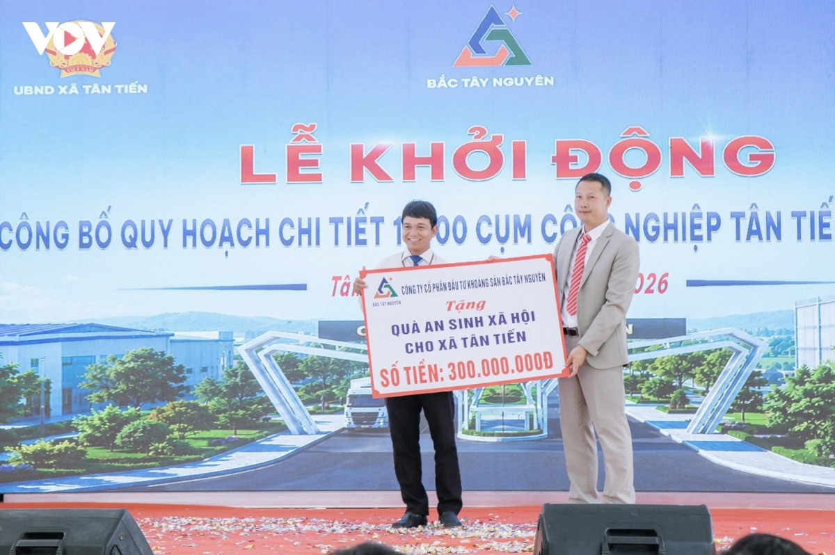 dai_dien_lanh_dao_doanh_nghiep_trao_qua_an_sinh_xa_hoi_cho_dia_phuong_2.jpg