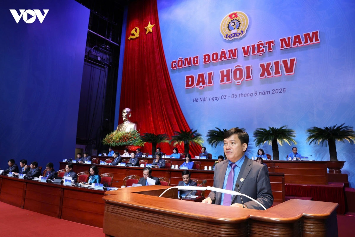 Ông Nguyễn Xuân Hùng, Phó Chủ tịch Tổng Liên đoàn Lao động Việt Nam trình bày dự thảo sửa đổi, bổ sung Điều lệ Công đoàn 