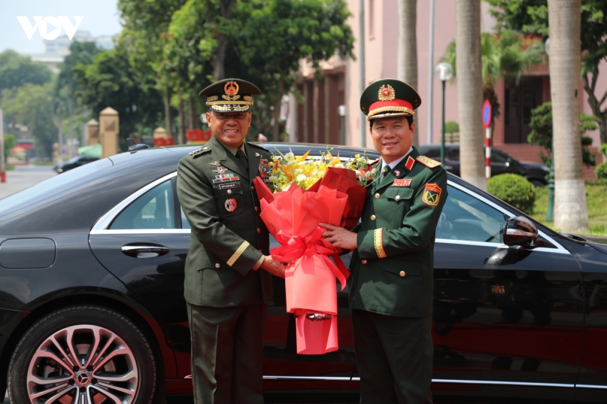 dai_tuong_nguyen_tan_cuong_chao_mung_dai_tuong_romeo_s.brawner_jr.jpg