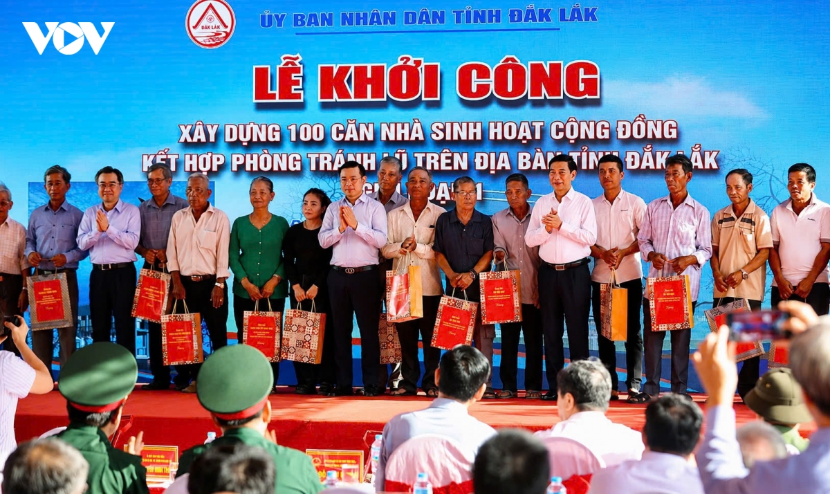 dai_tuong_phan_van_giang_cung_dai_dien_ban_bo_nghanh_va_tinh_dak_lak_trao_qua_tang_cac_ho_dan._.jpg