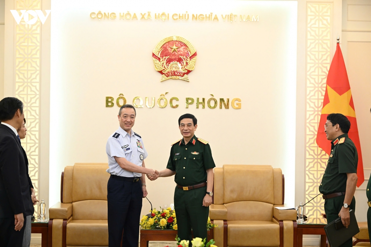 dai_tuong_phan_van_giang_tiep_dai_tuong_uchikura_hiroaki_1.jpg