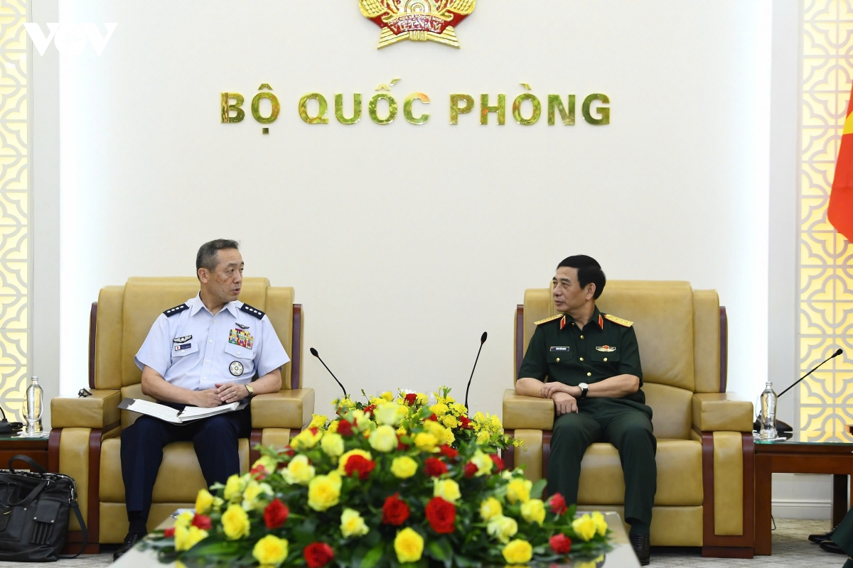 dai_tuong_phan_van_giang_tiep_dai_tuong_uchikura_hiroaki_4.jpg