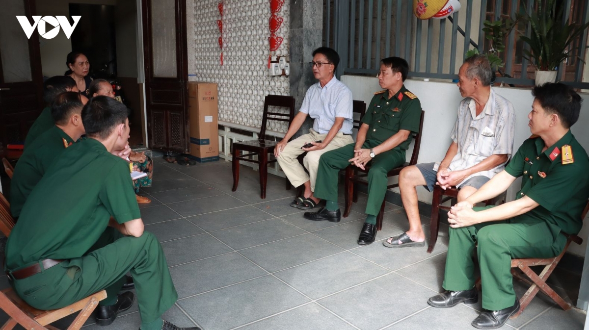 doan_cong_tac_bo_chqs_thanh_pho_hue_nam_tinh_hinh_lam_viec_voi_cac_nhan_chung.jpg
