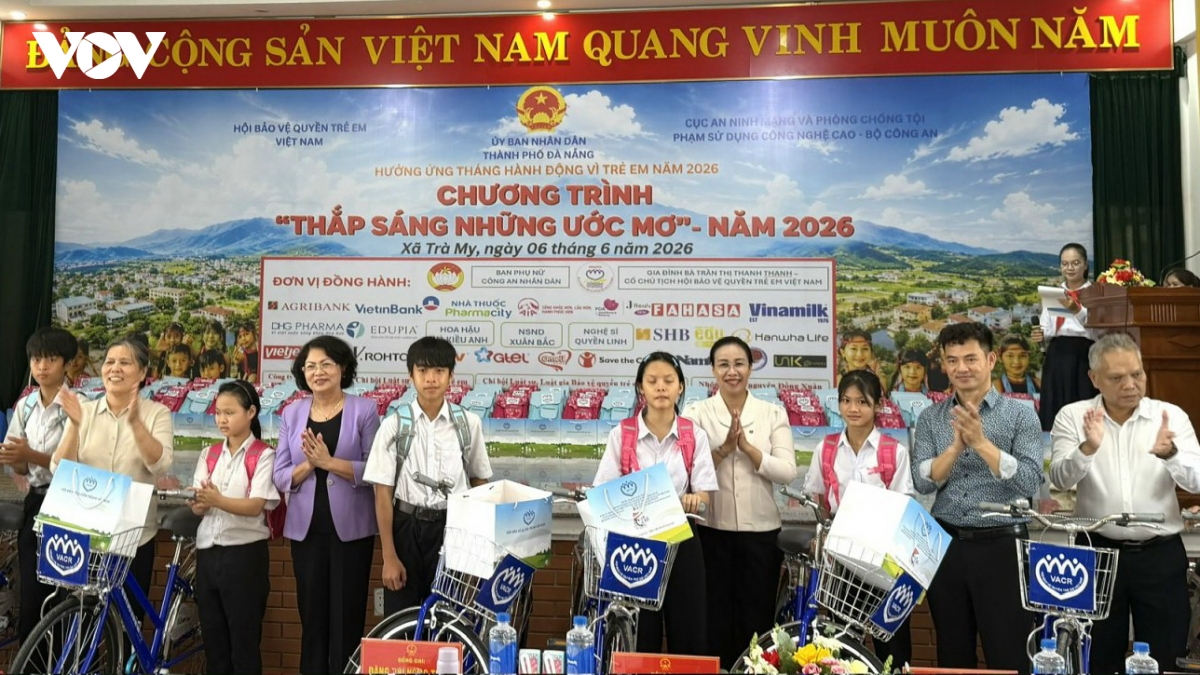 doan_cong_tac_trao_tang_xe_dap_cho_hoc_sinh.jpg