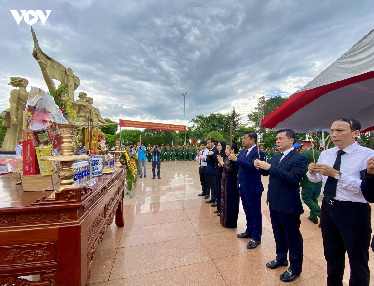 doan_dai_bieu_tinh_dak_lak_dang_hoa_dang_huong_tuong_niem_cac_anh_hung_liet_si.jpeg