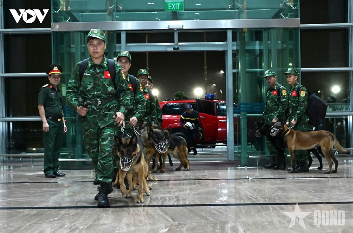 doi_can_bo_chien_sy_va_cho_nghiep_vu_ra_san_bay_20260629114043.jpg