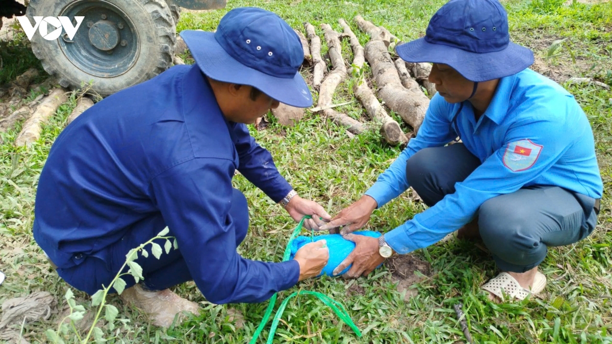 doi_k92_bo_chqs_tinh_an_giang_tim_kiem_hai_cot_liet_si_tren_dat_ban_campuchia.jpg