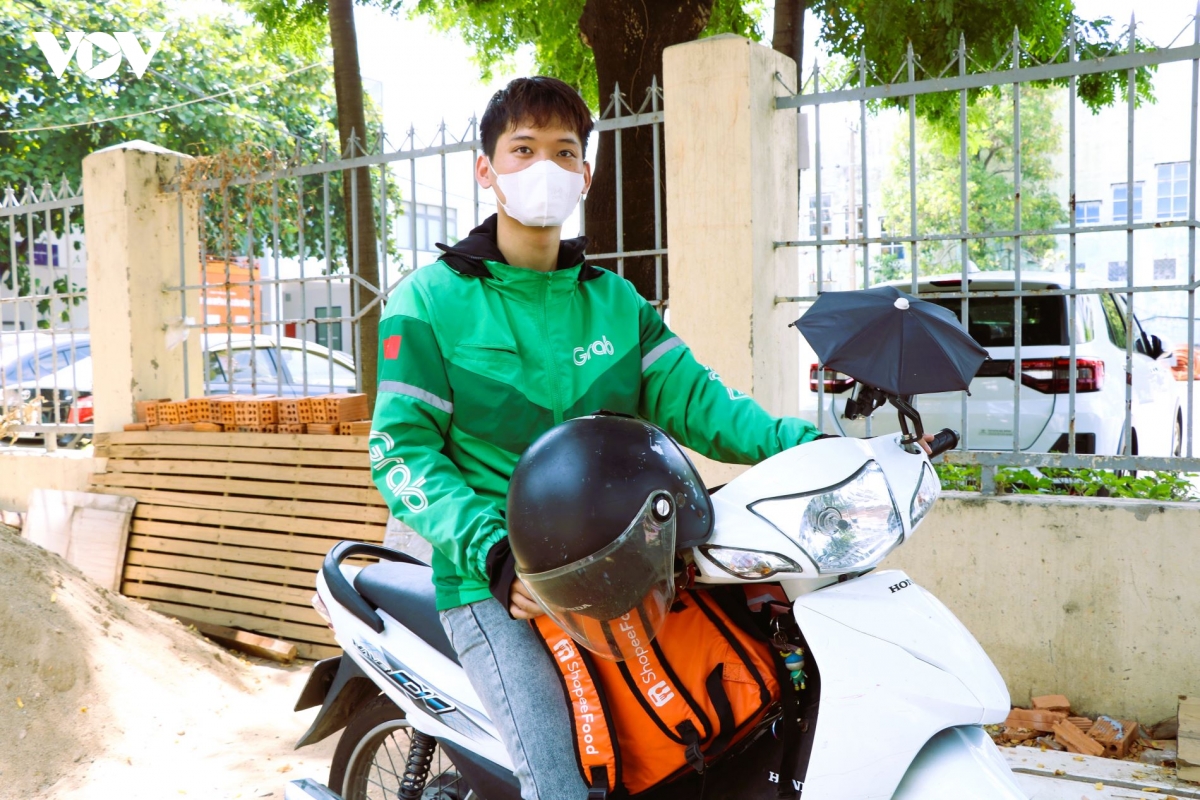 doi_ngu_xe_om_cong_nghe_shiper_nhoc_nhan_hon_trong_mua_nang_nong.jpg
