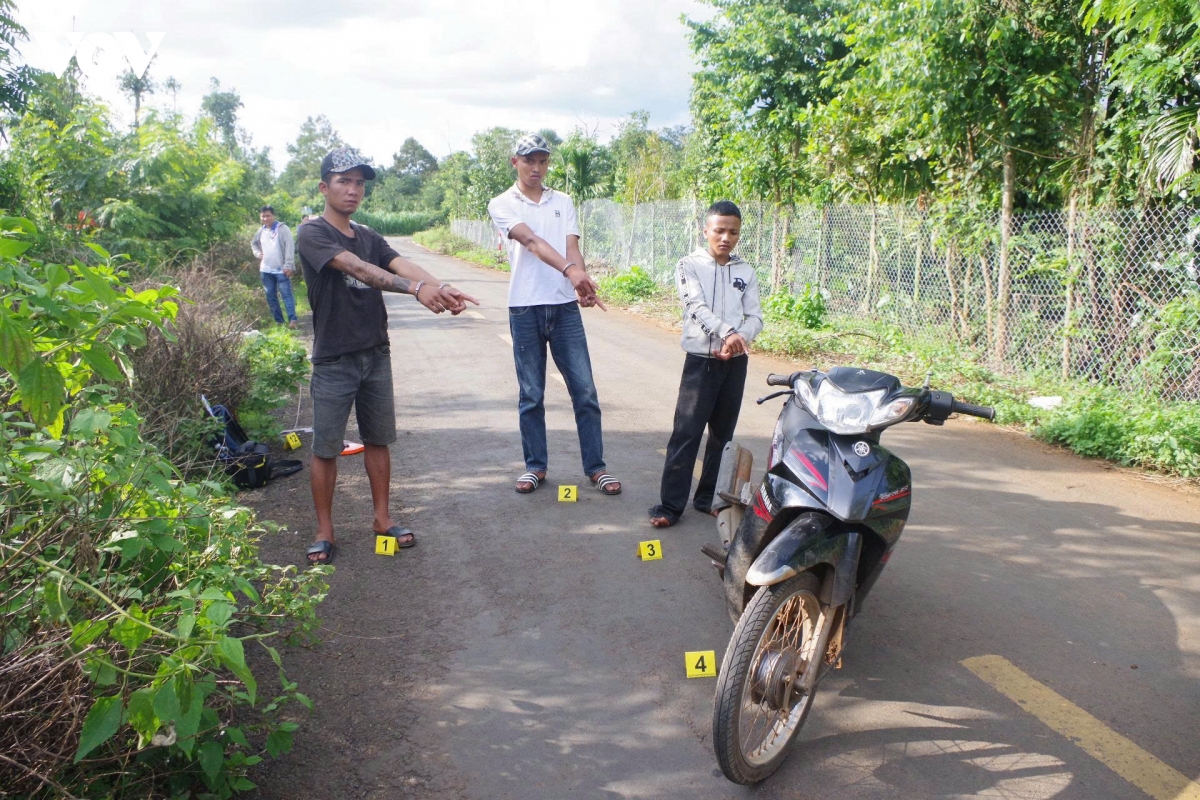 dung_lai_hien_truong_3_doi_tuong_cuop_tai_san_cua_nhom_hoc_sinh.jpeg