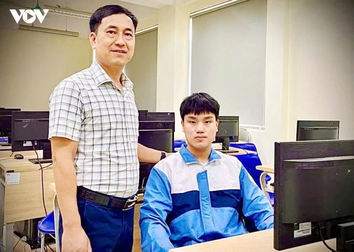 em_nguyen_huy_phong_cung_thay_chu_nhiem_mai_hong_kien.jpg