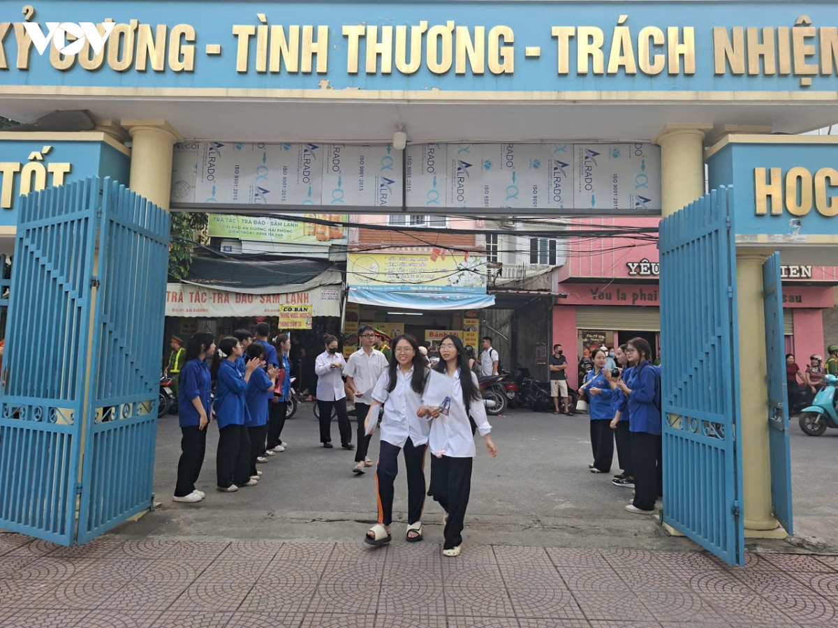  Thí sinh Hải Phòng vui vẻ ra khỏi điểm thi sau kỳ thi tốt nghiệp THPT 2026