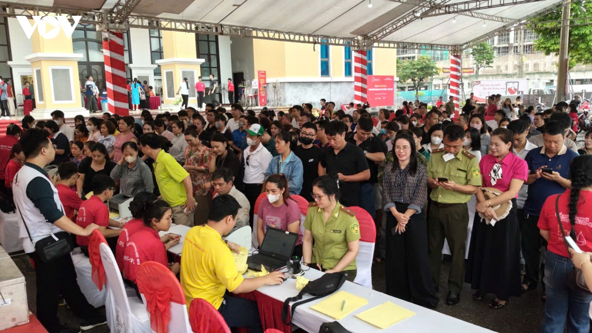 hang_nghin_nguoi_tham_gia_ngay_hoi_hien_mau_tai_thai_nguyen.jpg