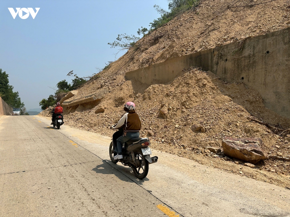 hiem_hoa_tu_mot_diem_sat_lo_tren_tuyen_quoc_lo_19c_thuoc_dia_phan_xa_phu_mo.jpg