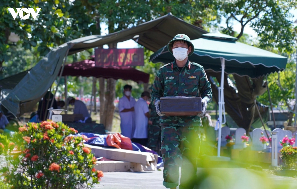 hoan_tat_cac_cong_doan_chuyen_mon_hai_cot_duoc_boc_goi_can_than_dat_lai_vao_tieu_sanh_va_dua_ve_vi_tri_cu.jpg