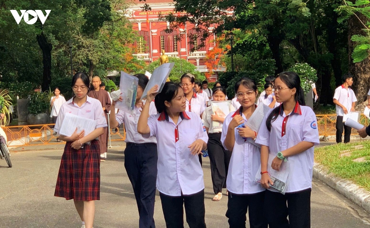 hoc_sinh_o_hue_phan_khoi_vi_lam_duoc_bai_1.jpg