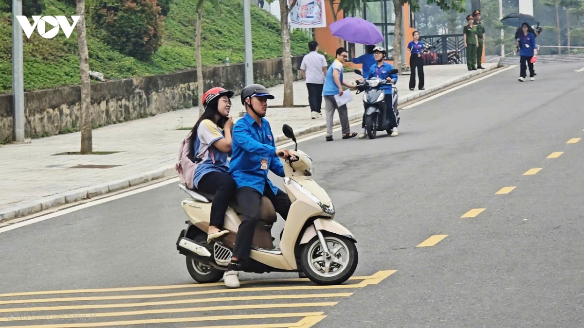 huy_phong_ho_tro_cho_cac_thi_sinh_toi_tre_vao_truong_thi_cho_kip_gio.jpg