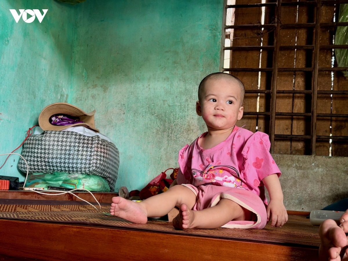 Cháu bé 2 tuổi vẫn đang phải sống trong điều kiện sống thiếu an toàn