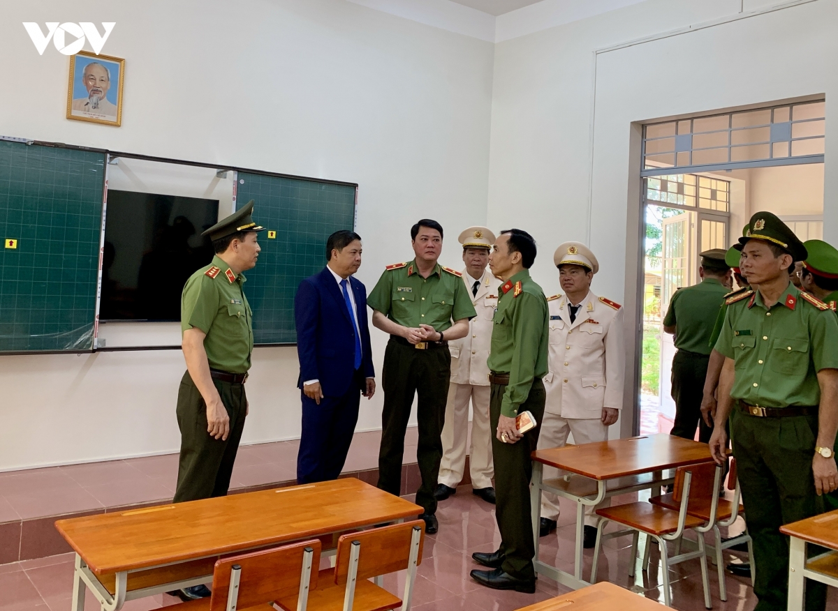 lanh_dao_bo_cong_an_va_lanh_dao_tinh_dak_lak_kiem_tra_co_so_vat_chat_phong_hoc_tai_truong.jpeg