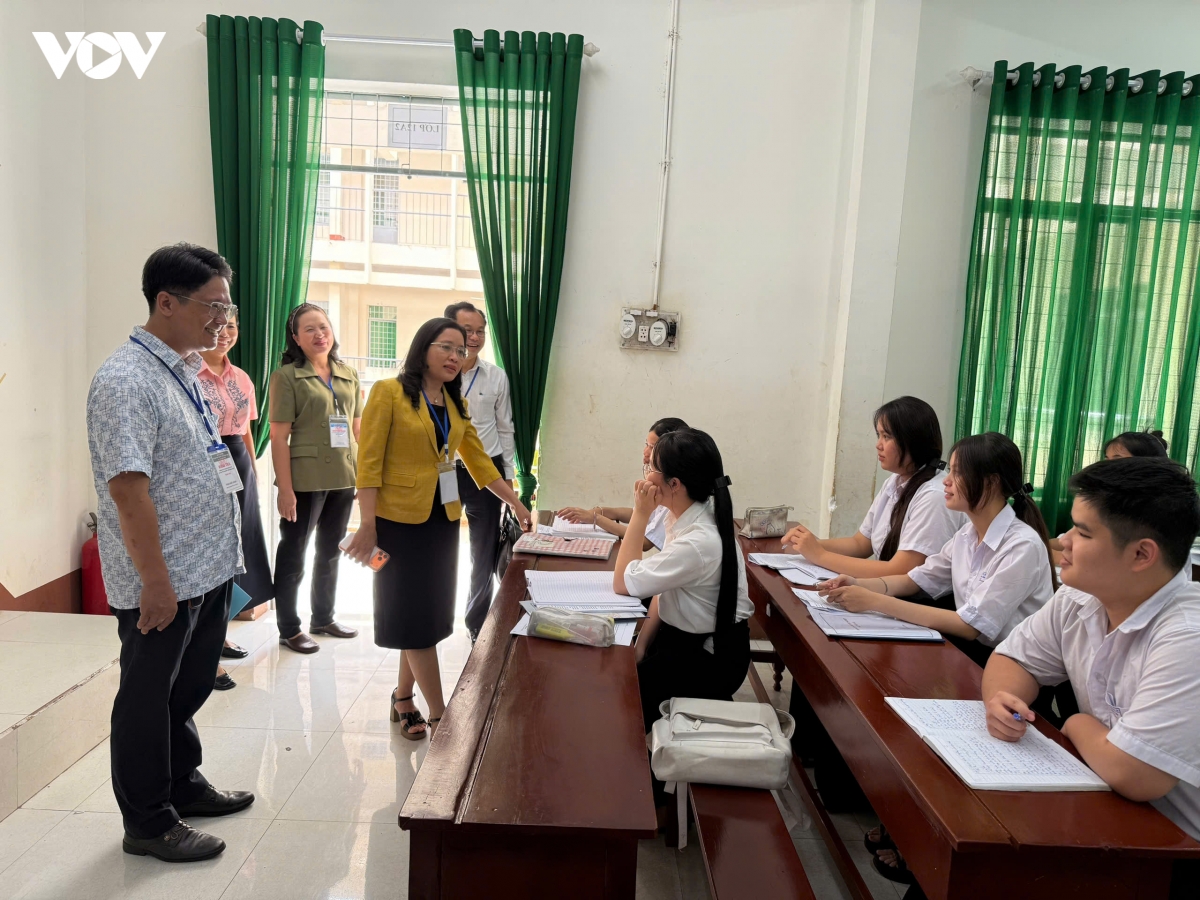 lanh_dao_so_giao_duc_va_dao_tao_tinh_dak_lak_den_tham_va_dong_vien_hoc_sinh_lop_12_truoc_ky_thi_tot_nghiep_thpt_nam_2026.jpg