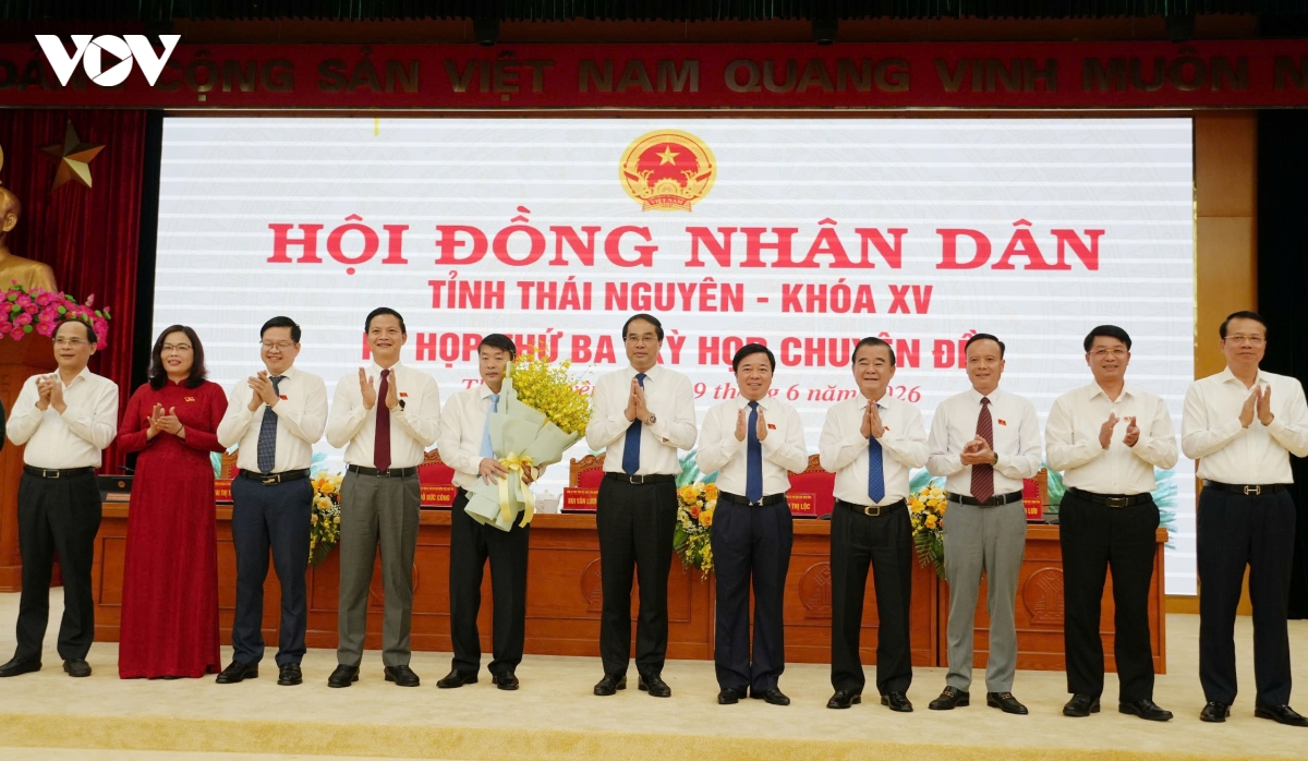 lanh_dao_tinh_thai_nguyen_tang_hoa_chuc_mung_ong_tran_van_hau.jpg