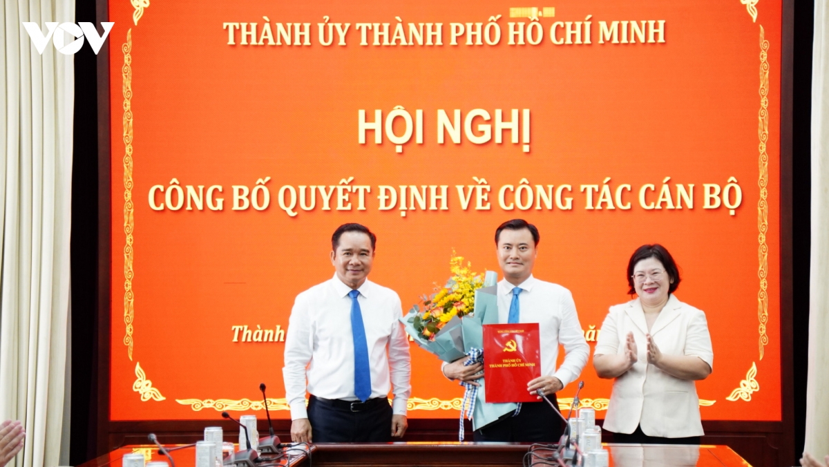 lanh_dao_tp.hcm_chuc_mung_ong_bui_xuan_cuong.jpg