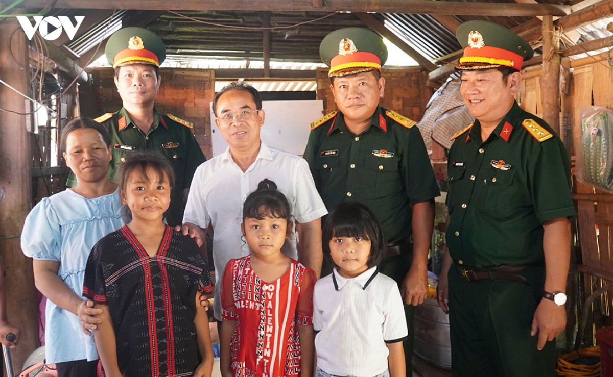 lanh_dao_ubnd_thanh_pho_va_bo_chqs_tp_tham_gia_dinh_kho_khan_duoc_xoa_nha_tam_dot_nay.jpg