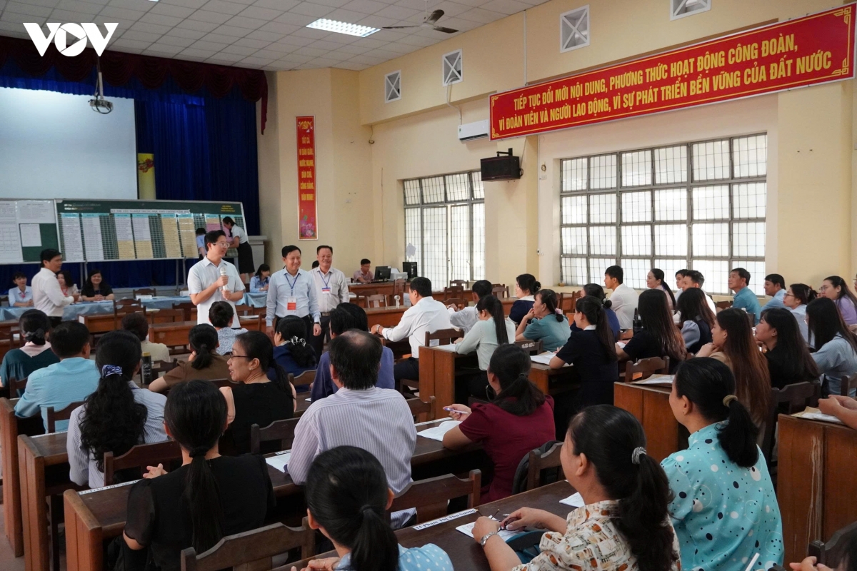 lanh_dao_ubnd_tinh_va_so_gd-_dt_tinh_dong_thap_dong_vien_tinh_than_lam_viec_cua_can_bo_phuc_vu_ky_thi.jpg