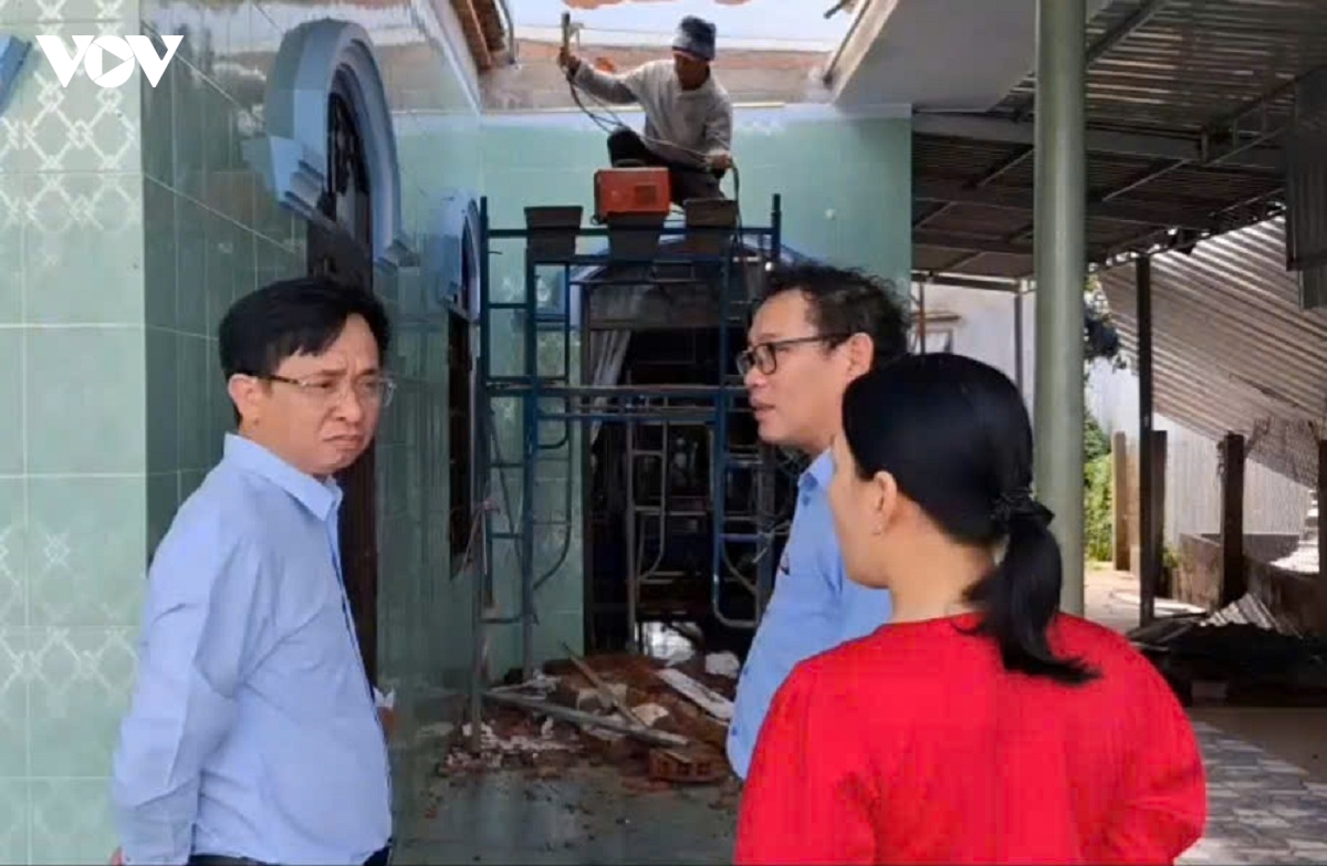 lanh_dao_xa_hong_son_den_tham_va_chia_se.jpg