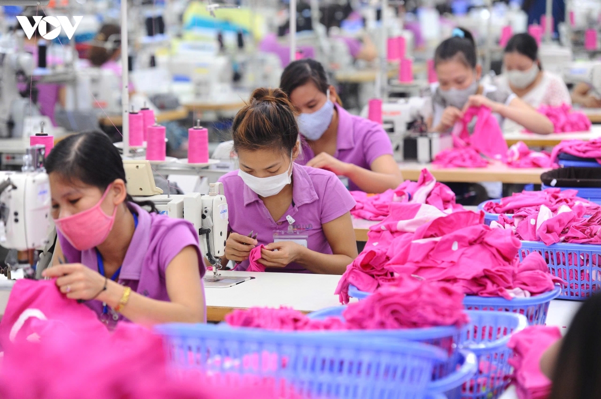 Quan điểm mà tổ chức Công đoàn theo đuổi không chỉ dừng lại ở mục tiêu bảo đảm mức lương tối thiểu, mà hướng tới mục tiêu cao hơn là mức lương đủ sống (Ảnh minh họa)