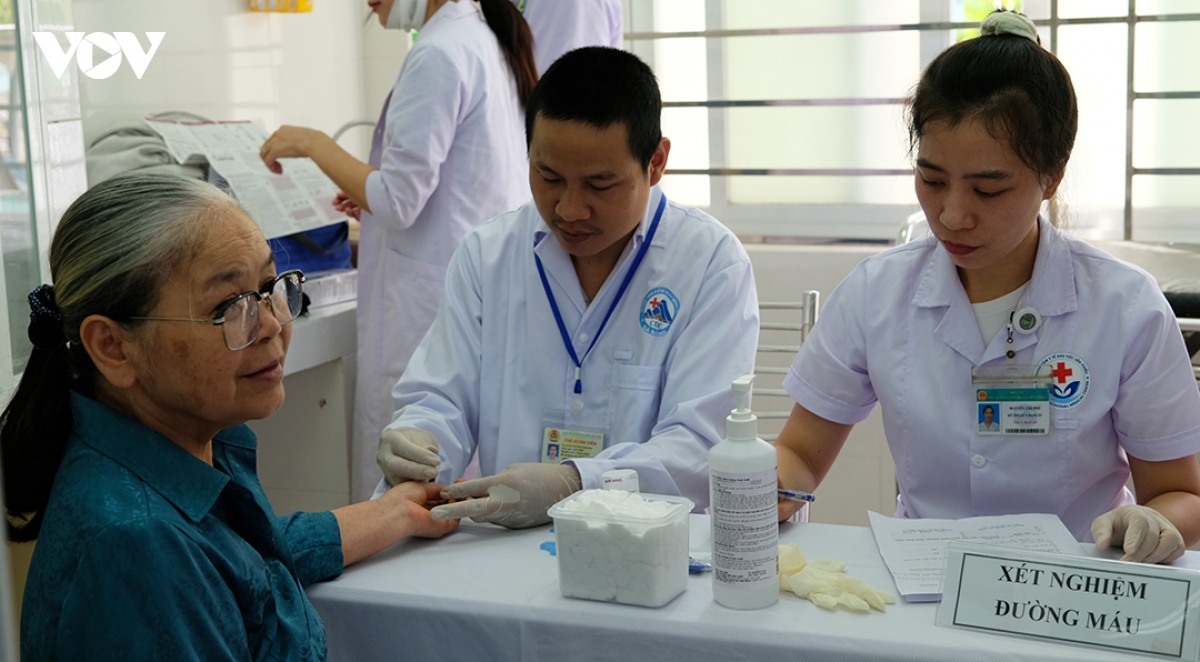 lay_mau_xet_nghiem_duong_mau_cho_nguoi_cao_tuoi.jpg